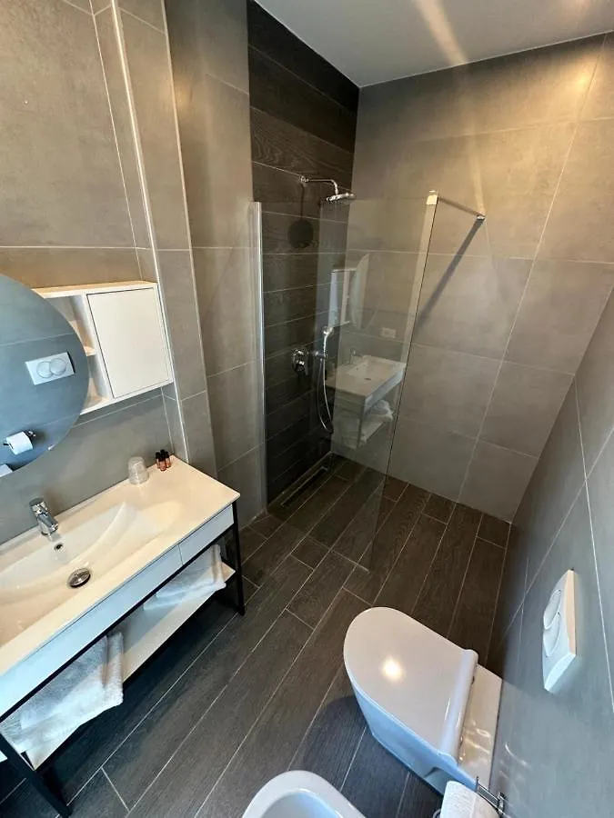 Split Rooftop Suites Durres 3*,