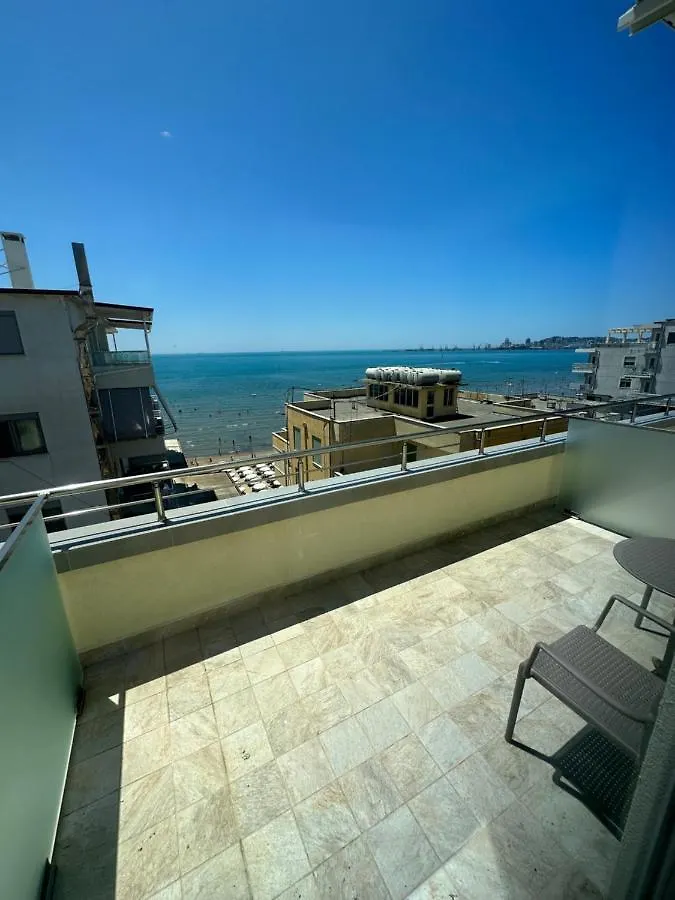Split Rooftop Suites Durrës 3*,